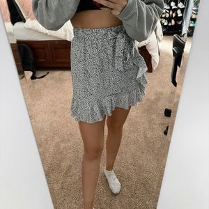 Super cute black&white skirt